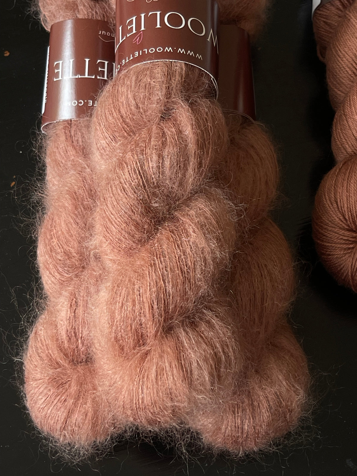 Écheveaux laine mohair soie Doucette Brume de Châtaigne 50g 420m brun cannelle terre cuite Wooliette