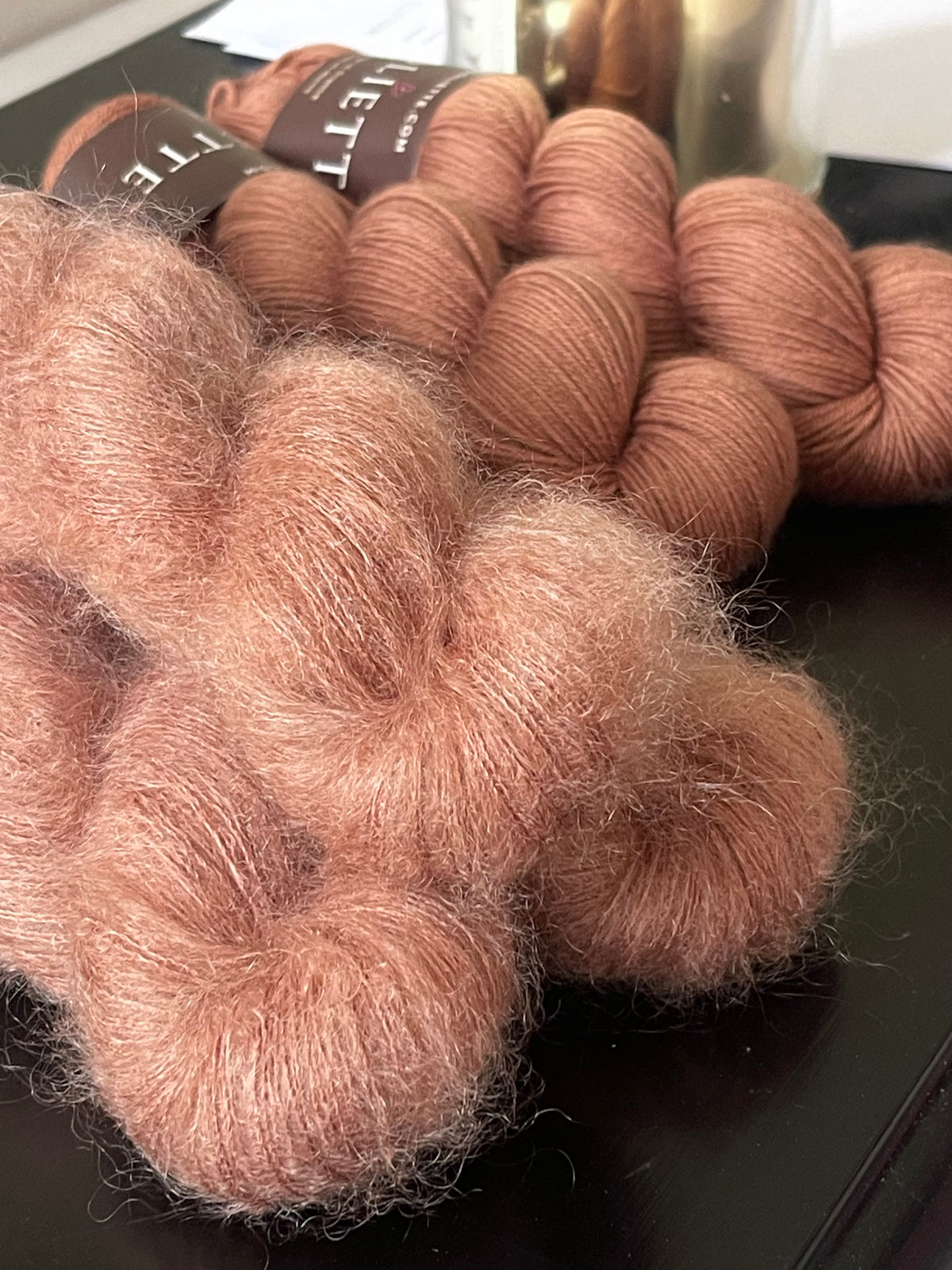 Détail texture Doucette kid mohair soie halo vaporeux coloris brun roux Brume de Châtaigne Wooliette