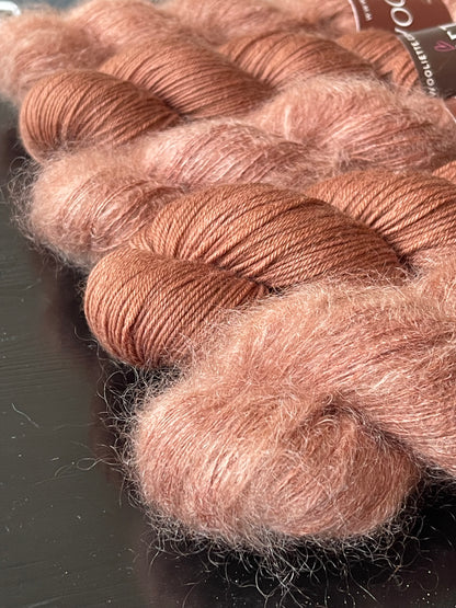 Laine Doucette kid mohair et soie Brume de Châtaigne brun roux teinte main Wooliette