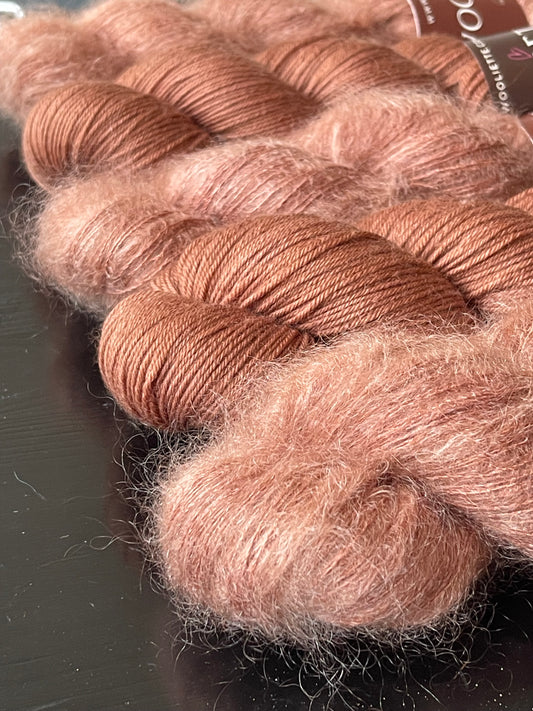 Laine Doucette kid mohair et soie Brume de Châtaigne brun roux teinte main Wooliette