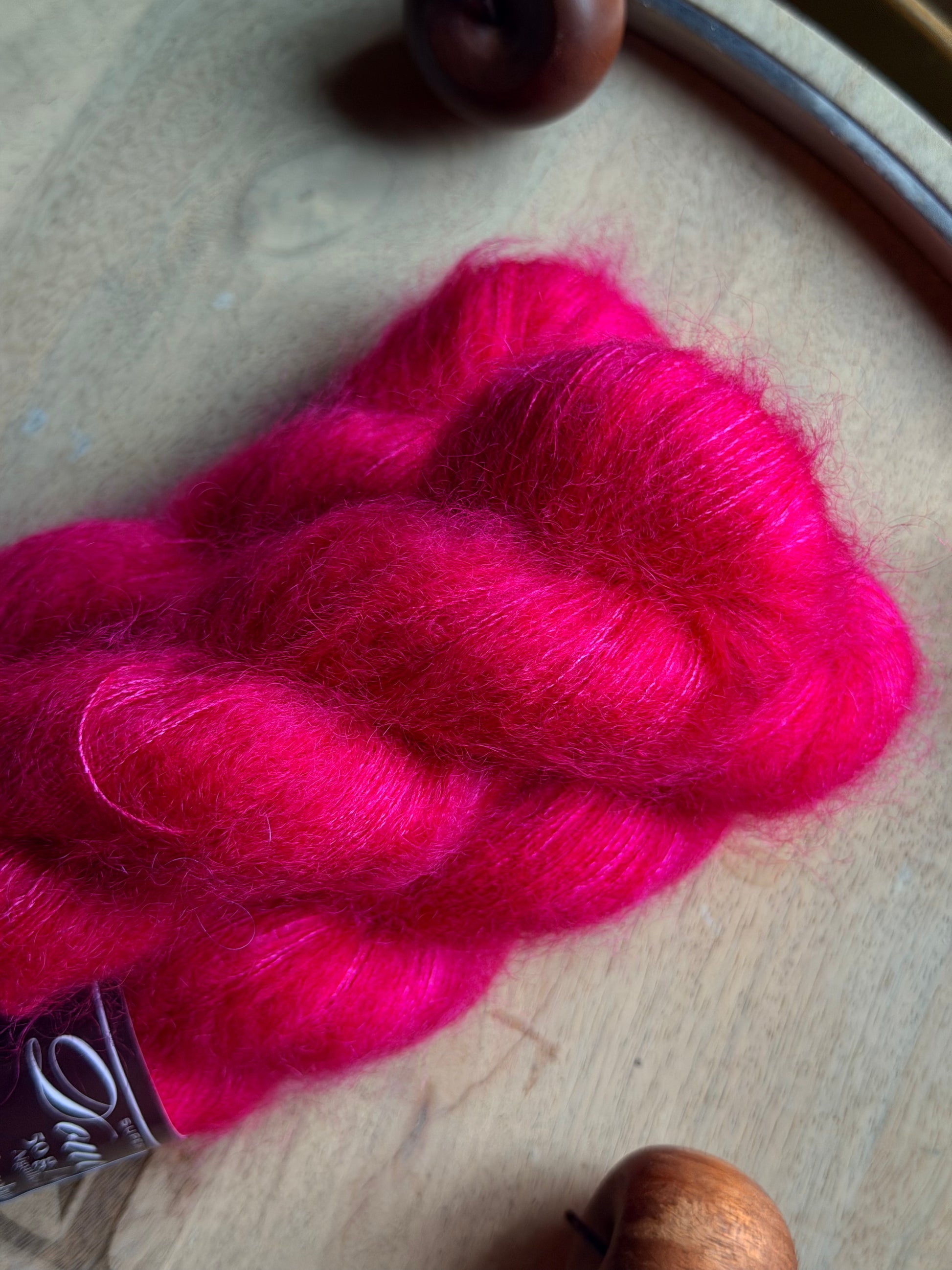 Laine Doucette kid mohair et soie Barbaris fuchsia framboise teinte main Wooliette