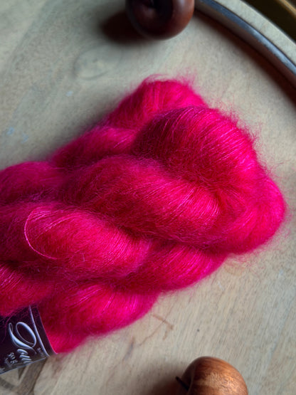 Laine Doucette kid mohair et soie Barbaris fuchsia framboise teinte main Wooliette