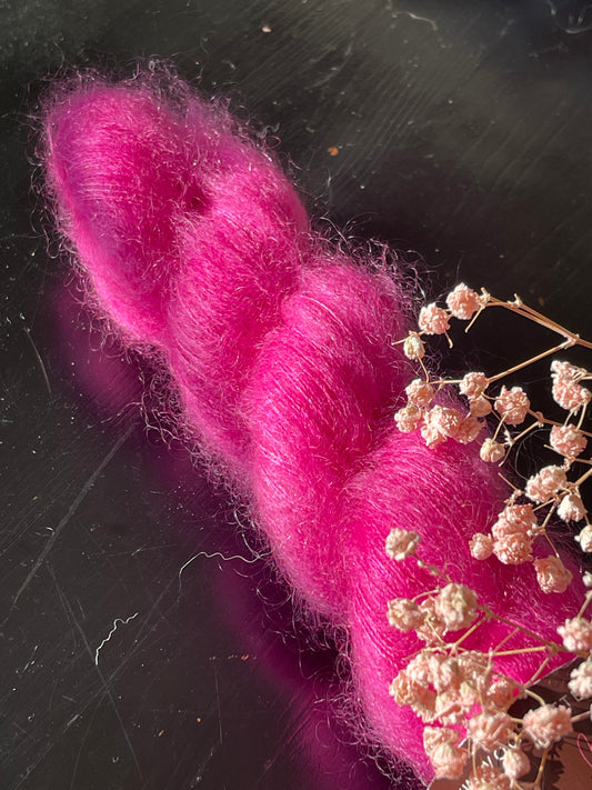 Laine Doucette kid mohair et soie Gemma rose fuchsia éclatant teinte main Wooliette