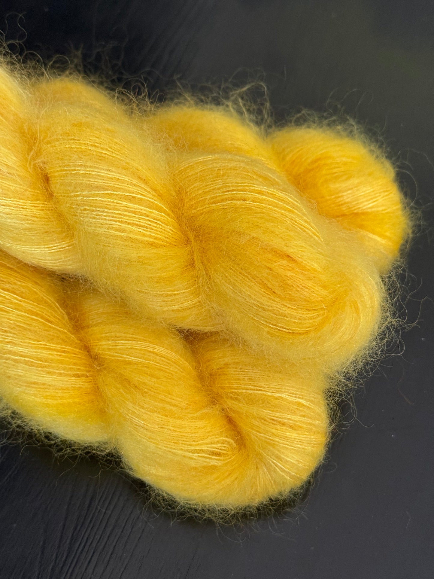 Écheveaux laine mohair soie Doucette Mango Lassi 50g 420m jaune curcuma miel Wooliette