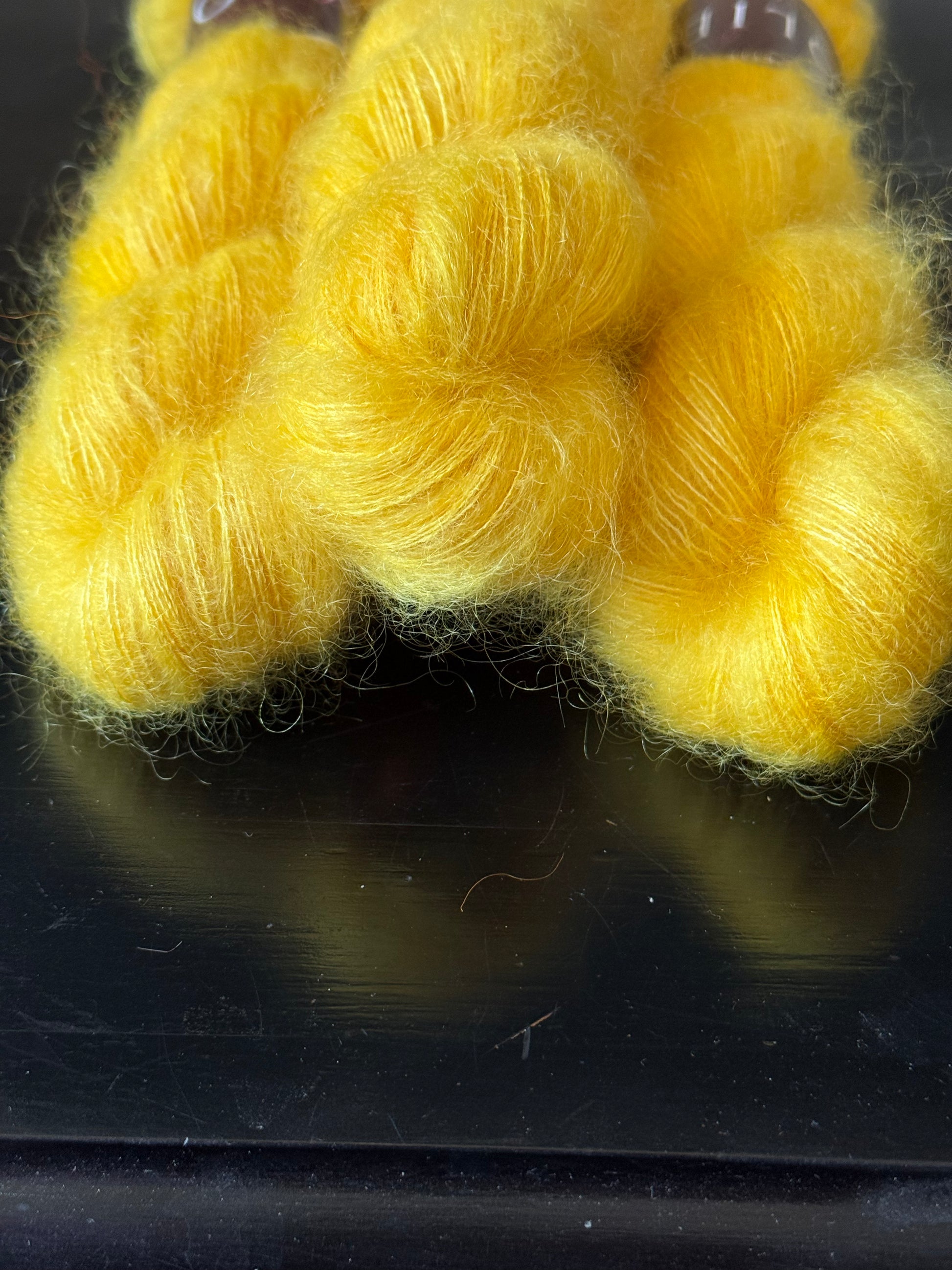 Détail texture Doucette kid mohair soie halo vaporeux coloris jaune Mango Lassi Wooliette