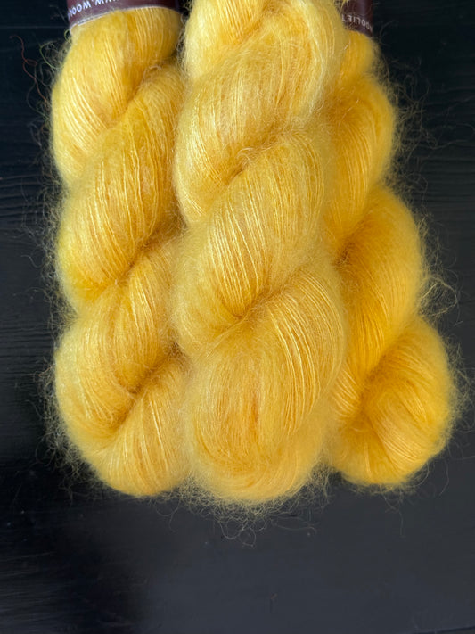 Laine Doucette kid mohair et soie Mango Lassi jaune doré teinte main Wooliette