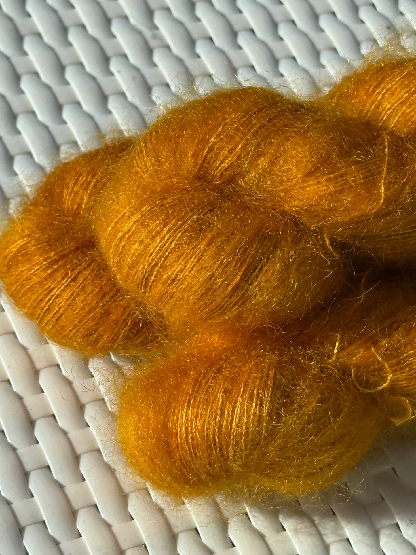 Détail texture Doucette kid mohair soie halo doré coloris jaune Dorabelle Wooliette