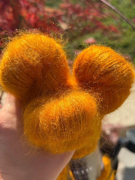 Laine Doucette kid mohair et soie Dorabelle jaune safran teinte main Wooliette