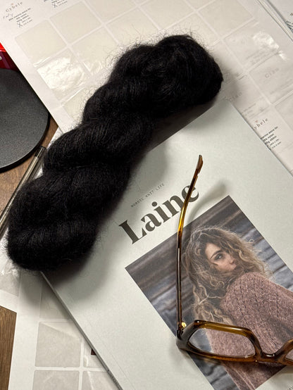 Écheveaux laine mohair soie Doucette Onyx 50g 420m noir profond dense Wooliette