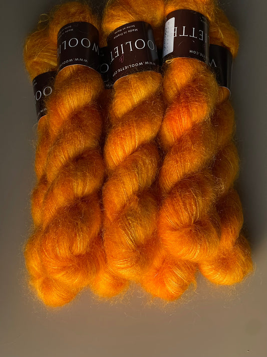 Laine Doucette kid mohair et soie Eldorado ocre doré teinte main Wooliette