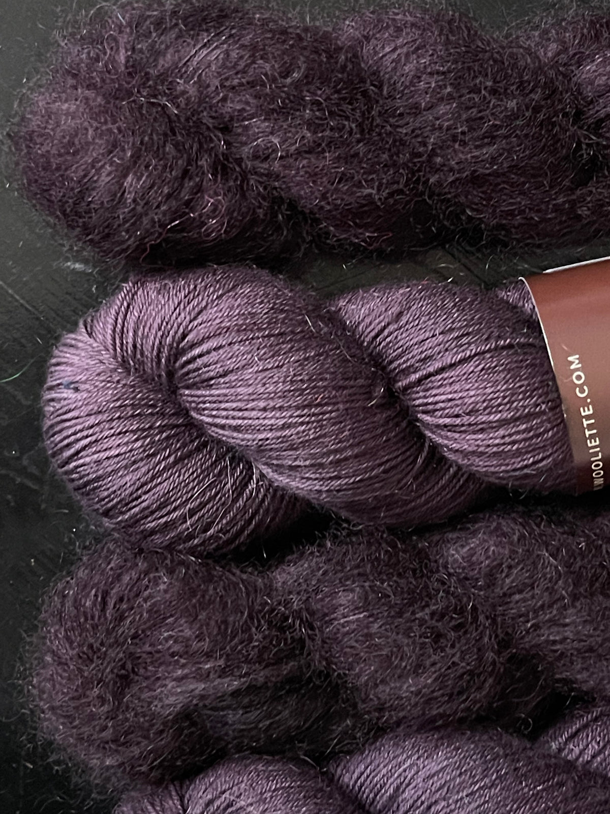 Écheveaux laine mohair soie Doucette Moody 50g 420m prune profond aubergine Wooliette