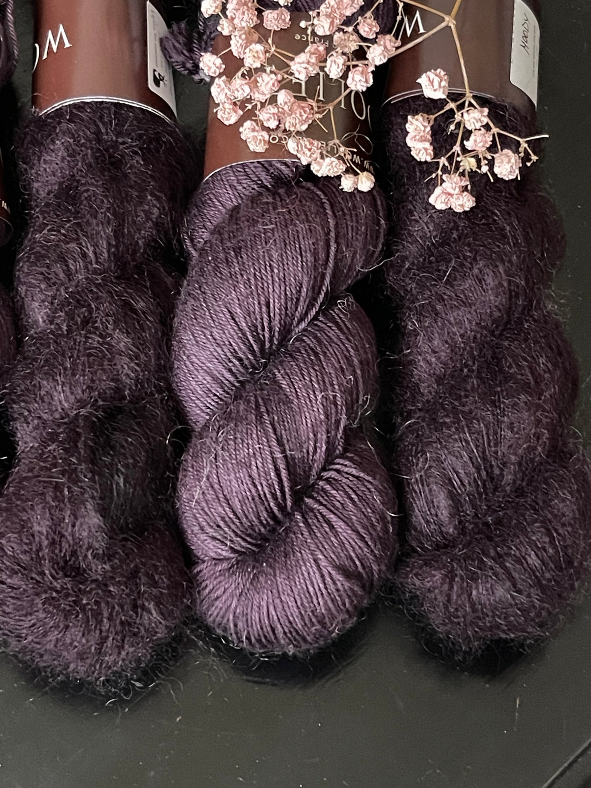 Détail texture Doucette kid mohair soie halo vaporeux coloris prune sombre Moody Wooliette