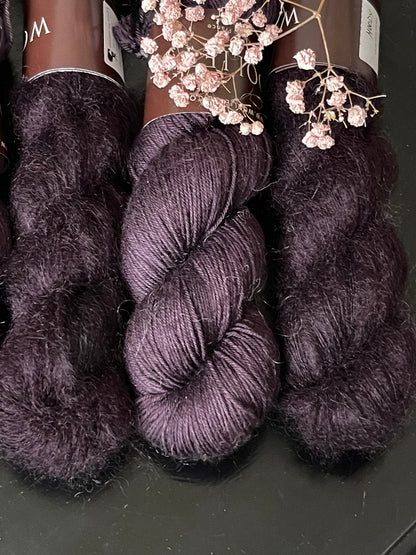 Détail texture Doucette kid mohair soie halo vaporeux coloris prune sombre Moody Wooliette