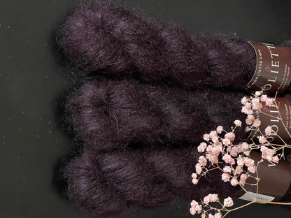 Laine Doucette kid mohair et soie Moody prune teinte main Wooliette