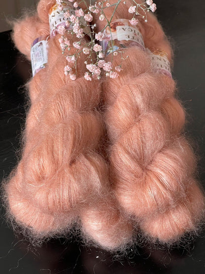 Laine Doucette Romantica kid mohair et soie Donatella rose abricot teinte main Wooliette