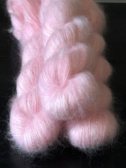 Écheveaux laine mohair soie Doucette Milkshake 50g 420m rose fraise lacté Wooliette