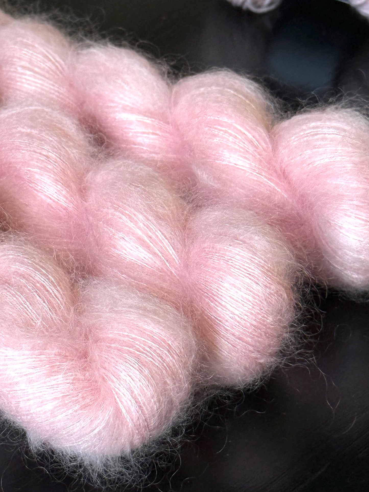 Laine Doucette kid mohair et soie Milkshake rose fraise teinte main Wooliette