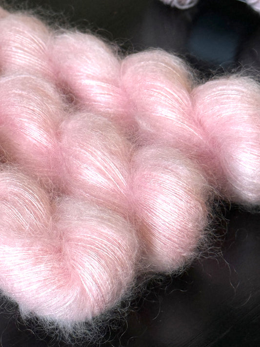 Laine Doucette kid mohair et soie Milkshake rose fraise teinte main Wooliette