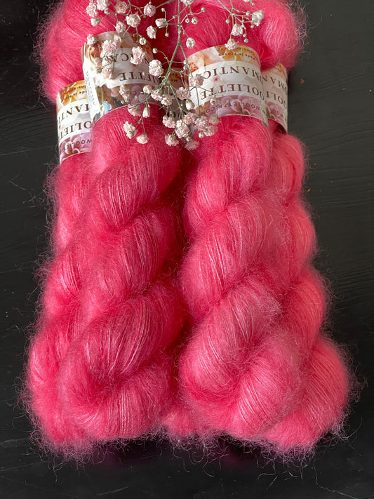 Laine Doucette Romantica kid mohair et soie Dolce Vita rose framboise teinte main Wooliette