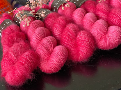 Détail texture Doucette kid mohair soie halo vaporeux coloris rose framboise Mamma Mia Wooliette