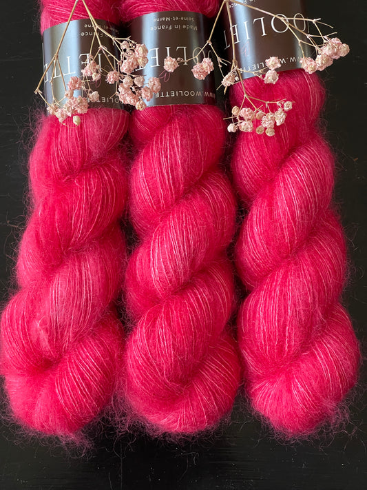 Laine Doucette kid mohair et soie Mamma Mia rose framboise vif teinte main Wooliette
