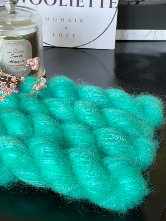 Laine Doucette kid mohair et soie Bora Bora turquoise vif teinte main Wooliette