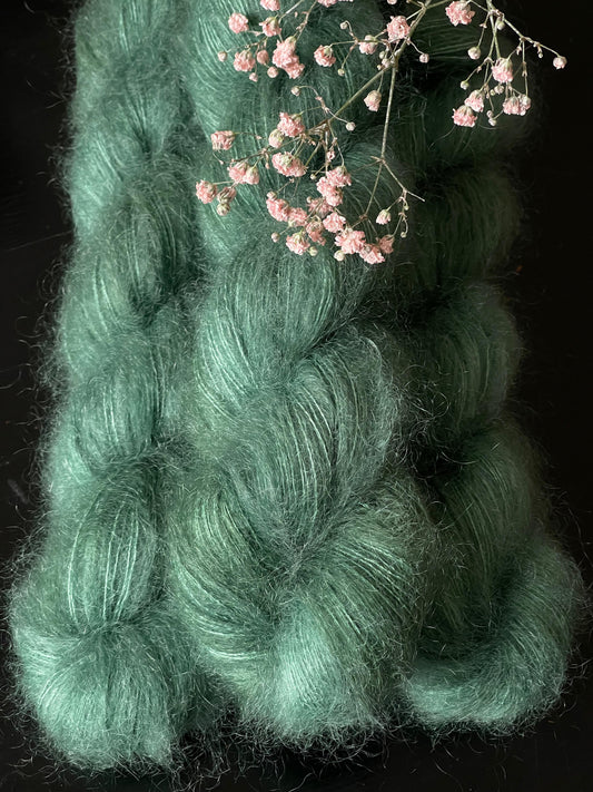 Laine Doucette Romantica kid mohair et soie Karma vert d'eau céladon teinte main Wooliette