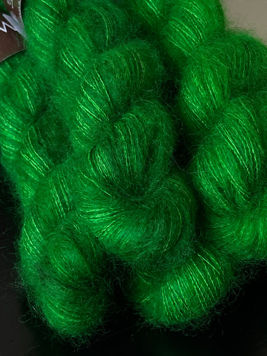 Laine Doucette kid mohair et soie Verde vert vif teinte main Wooliette