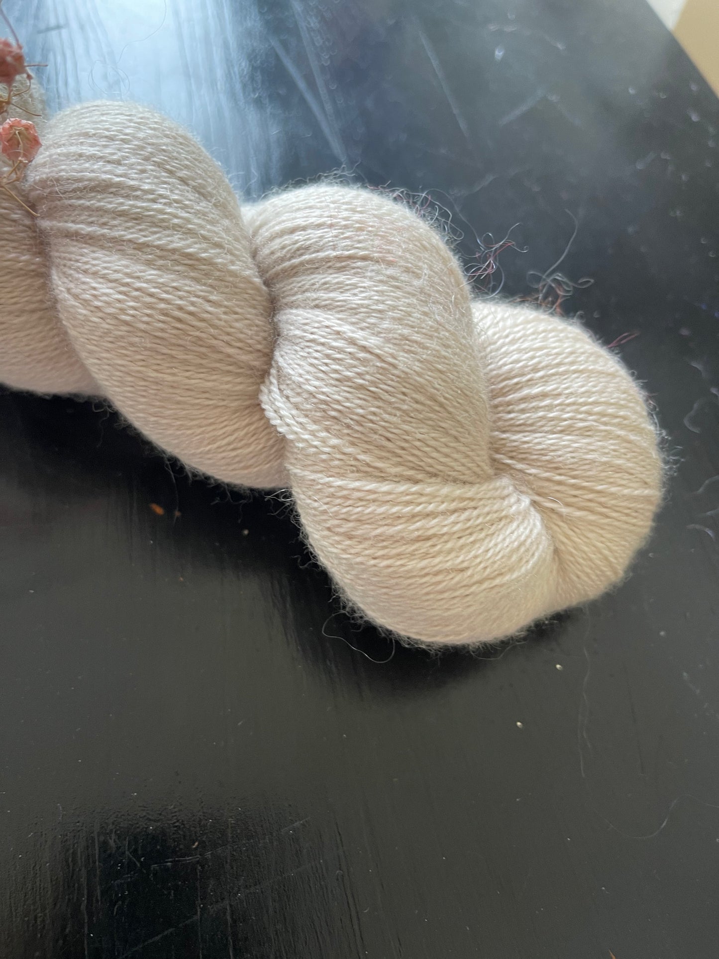 Écheveau laine dentelle mérinos soie Tender 100g 800m beige clair nude Wooliette