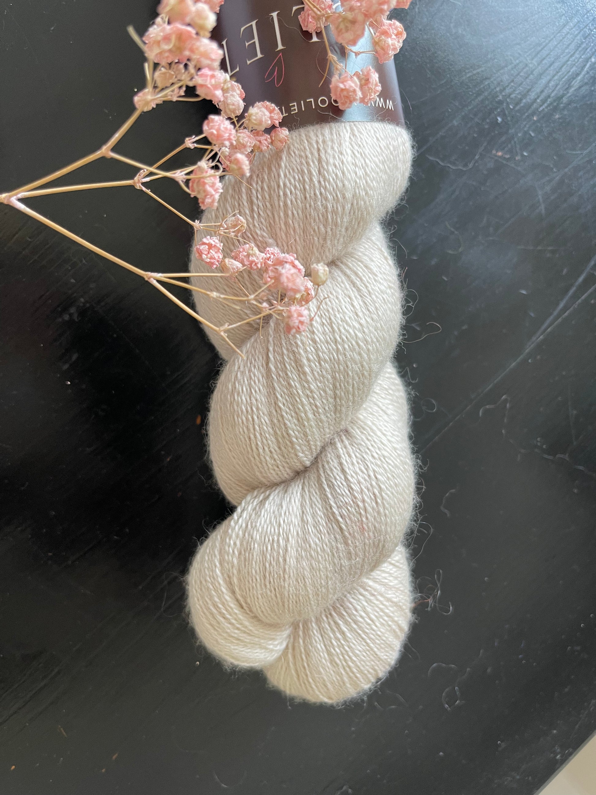 Détail texture Silky Lace mérinos soie coloris beige pâle Tender Wooliette