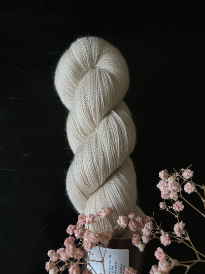 Laine Silky Lace mérinos et soie Café Latté beige lin teinte main Wooliette