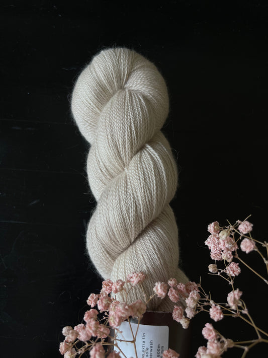 Laine Silky Lace mérinos et soie Café Latté beige lin teinte main Wooliette