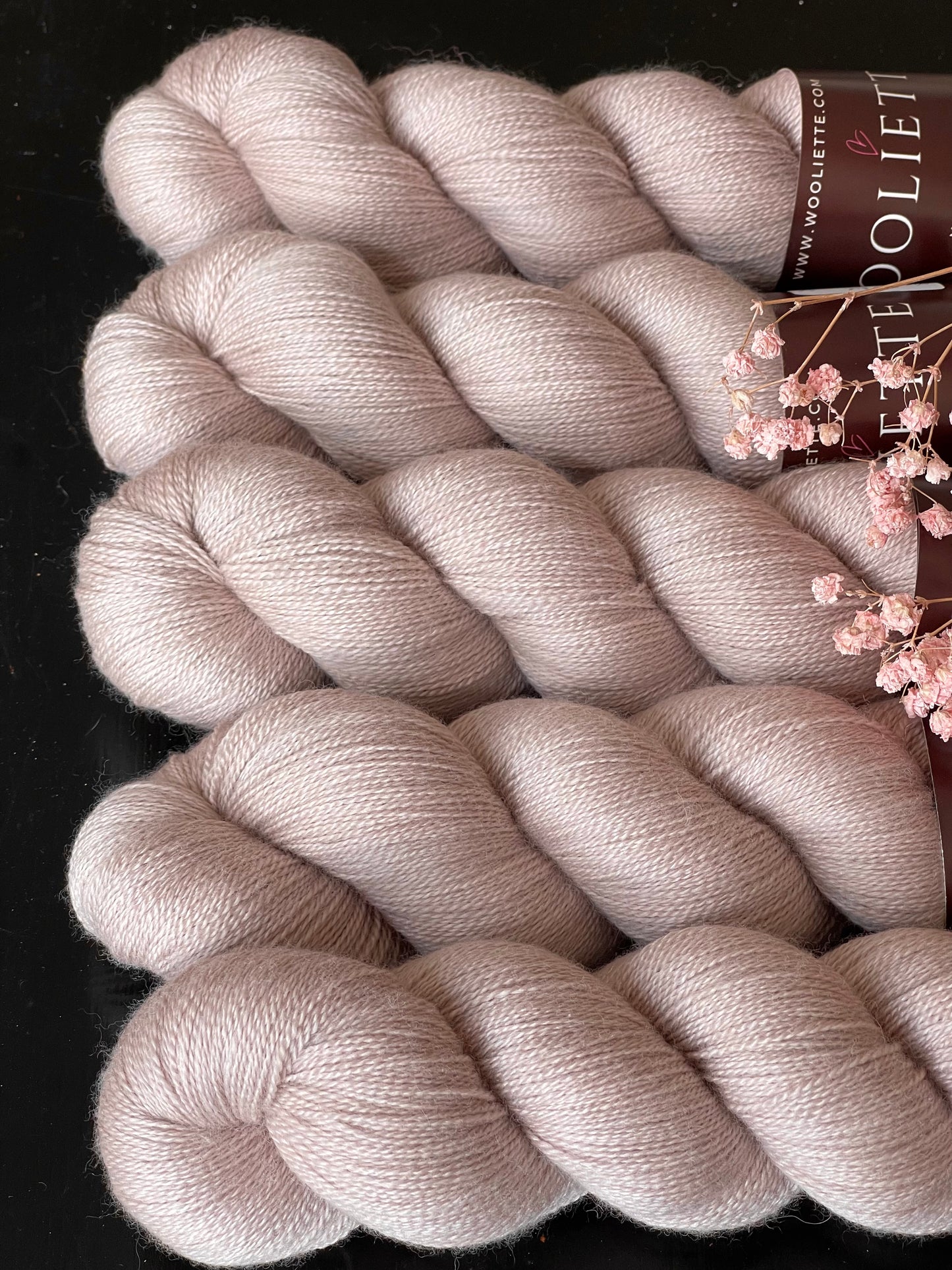 Écheveau laine dentelle mérinos soie Mars et Vénus 100g 800m bois rosé clair Wooliette