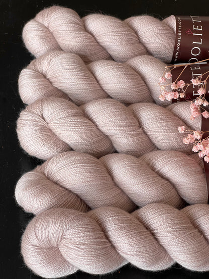 Écheveau laine dentelle mérinos soie Mars et Vénus 100g 800m bois rosé clair Wooliette