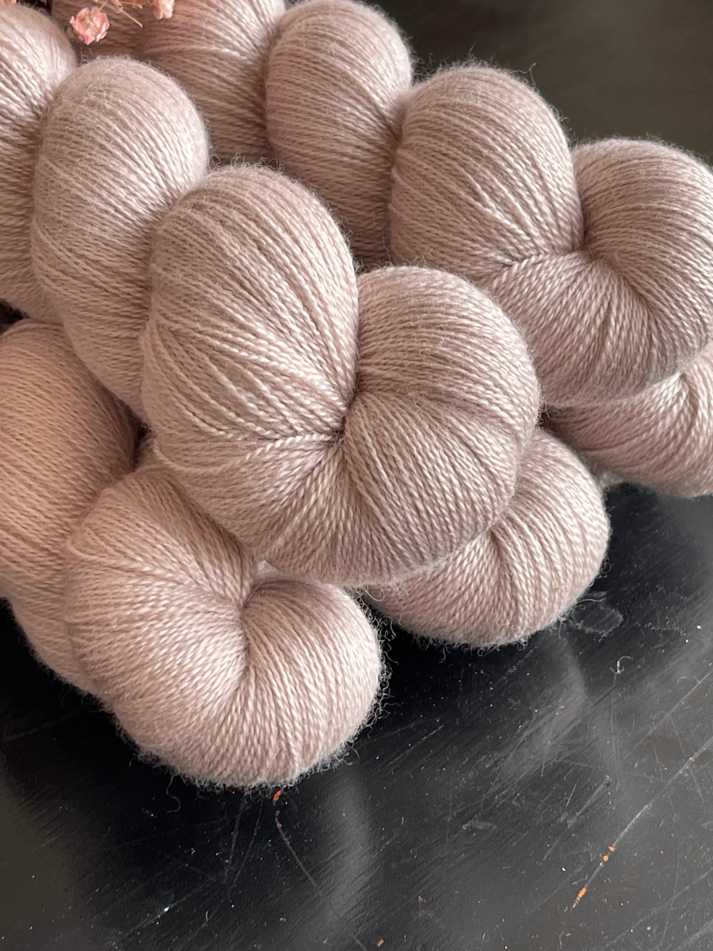 Détail texture Silky Lace mérinos soie coloris bois rosé Mars et Vénus Wooliette