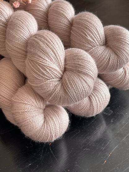 Détail texture Silky Lace mérinos soie coloris bois rosé Mars et Vénus Wooliette