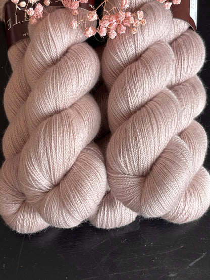 Laine Silky Lace mérinos et soie Mars et Vénus bois rosé teinte main Wooliette