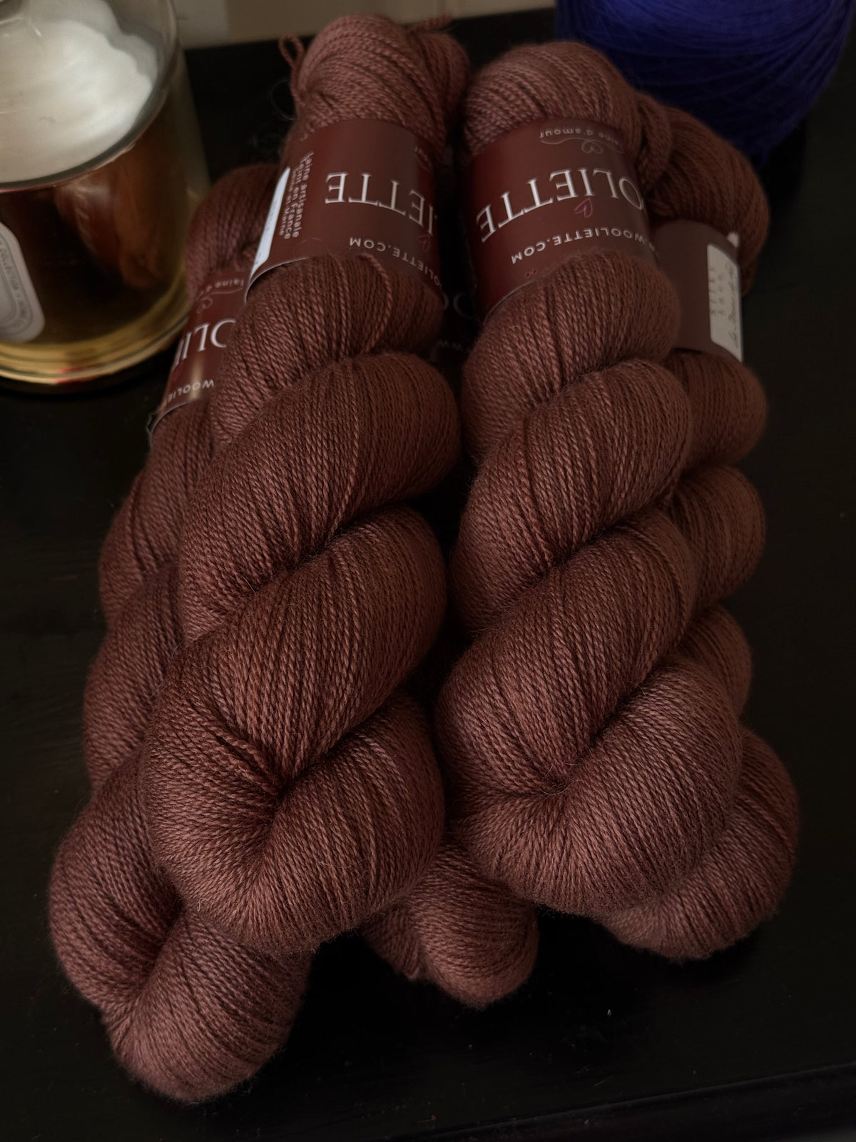 Laine Silky Lace mérinos et soie La Dame de Fer brun cacao teinte main Wooliette