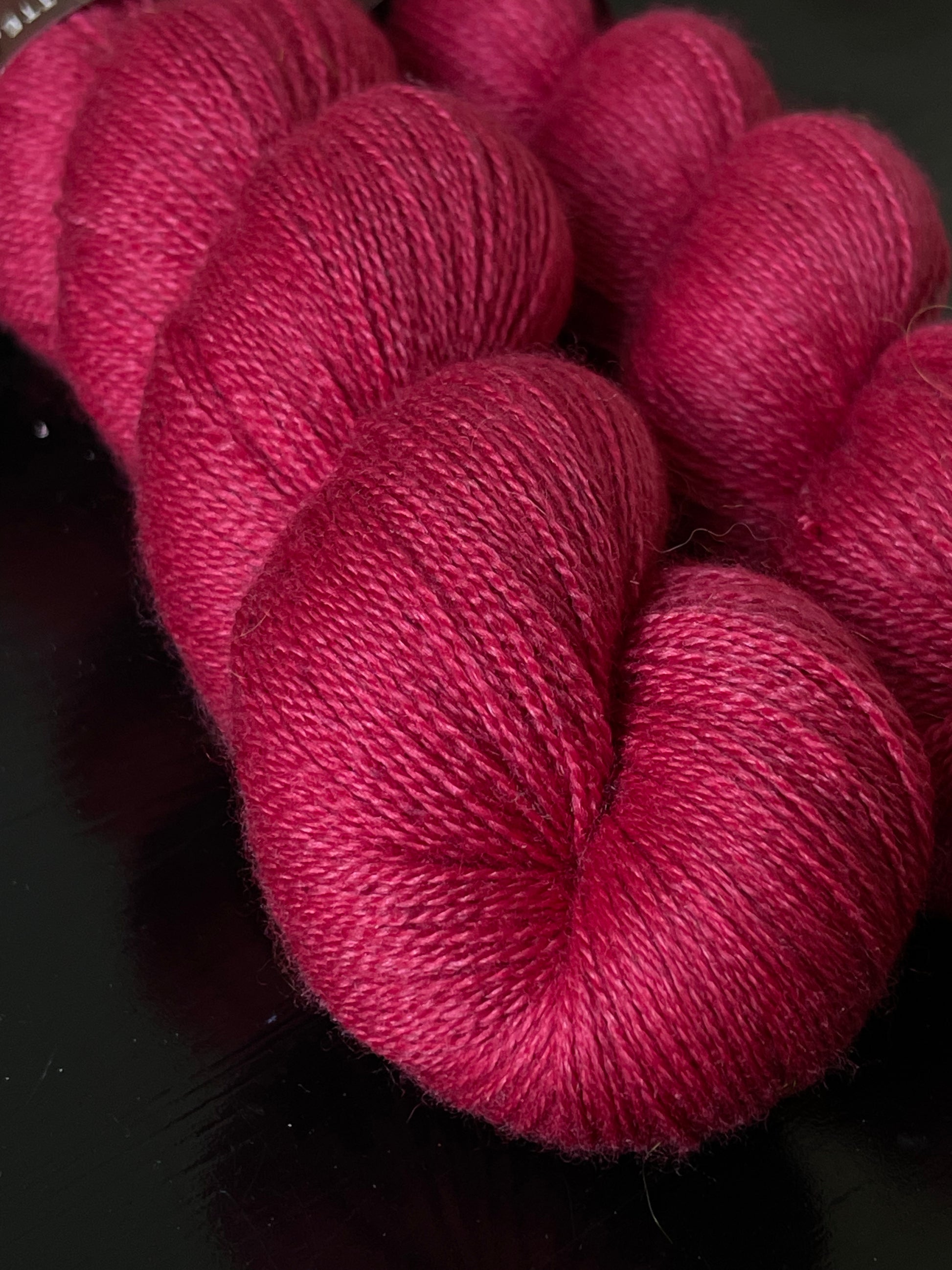 Détail texture Silky Lace mérinos soie coloris rouge profond Burlesque Wooliette
