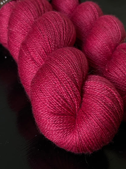 Détail texture Silky Lace mérinos soie coloris rouge profond Burlesque Wooliette