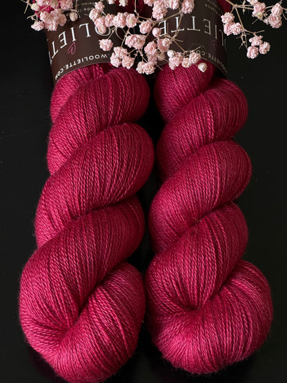 Laine Silky Lace mérinos et soie Burlesque rouge cerise teinte main Wooliette