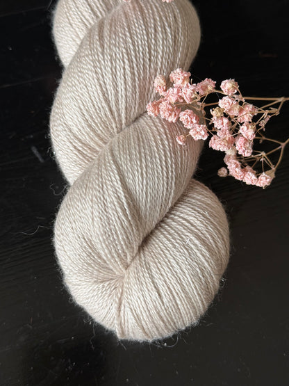 Écheveau laine dentelle mérinos soie Stellina Café Latté 100g 800m beige lin argenté Wooliette