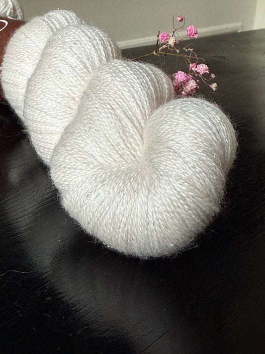 Laine Silky Lace Stellina mérinos soie écrue Neige non teinte pailletée Wooliette