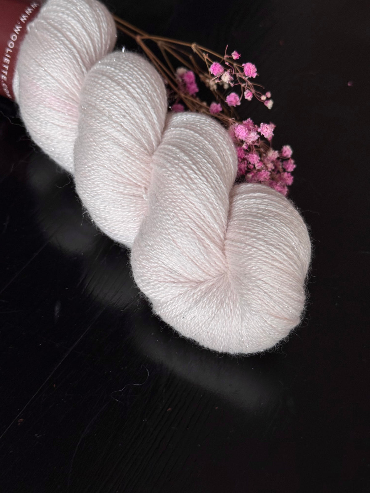 Écheveau laine dentelle mérinos soie Stellina Angel 100g 800m rose pâle argenté Wooliette