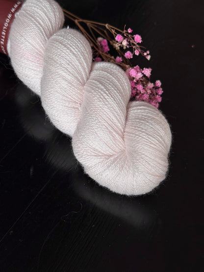 Écheveau laine dentelle mérinos soie Stellina Angel 100g 800m rose pâle argenté Wooliette