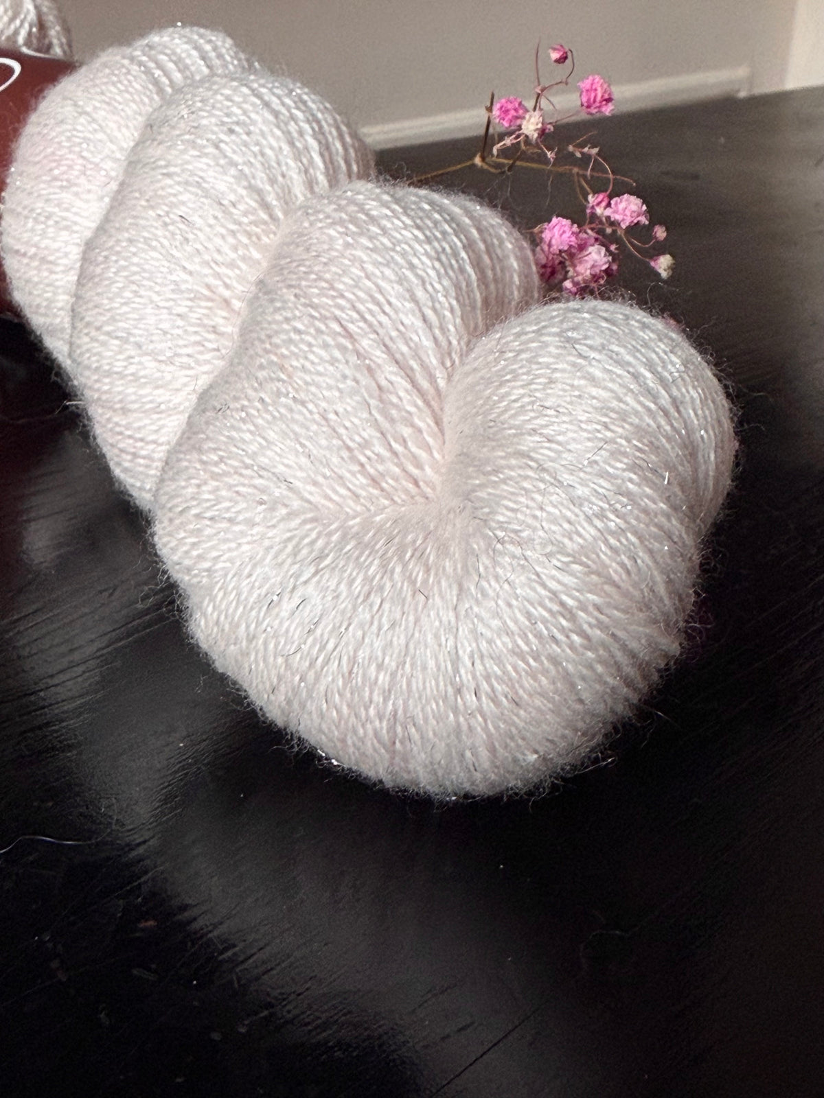 Laine Silky Lace Stellina mérinos soie Angel rose pâle pailletée Wooliette