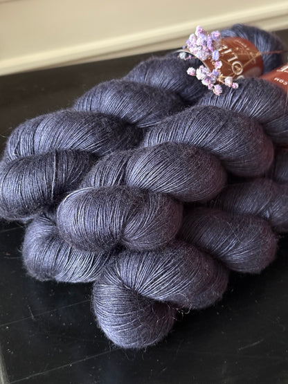 Écheveau laine dentelle mérinos soie yak Mamy Blue 100g 800m bleu marine profond Wooliette