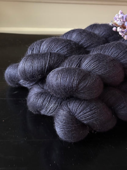 Détail texture Silky Lace Yak base grise chinée coloris bleu ardoise Mamy Blue Wooliette
