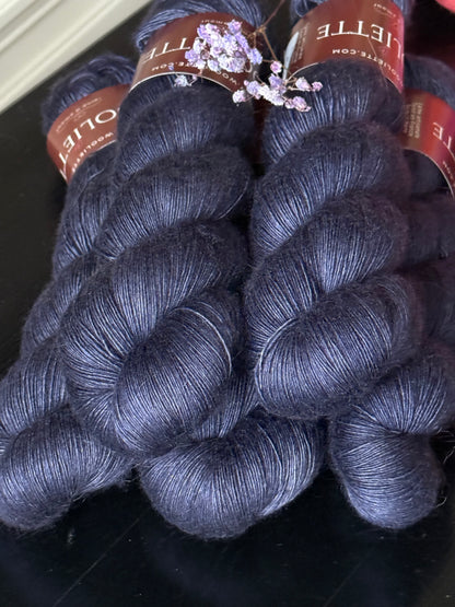 Laine Silky Lace Yak mérinos soie bébé yak Mamy Blue bleu marine teinte main Wooliette