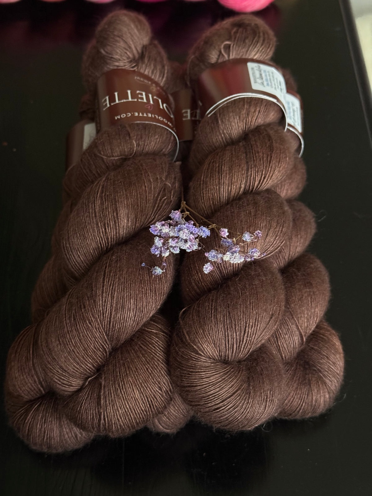 Laine Silky Lace Yak mérinos soie bébé yak La Dame de Fer brun cacao teinte main Wooliette